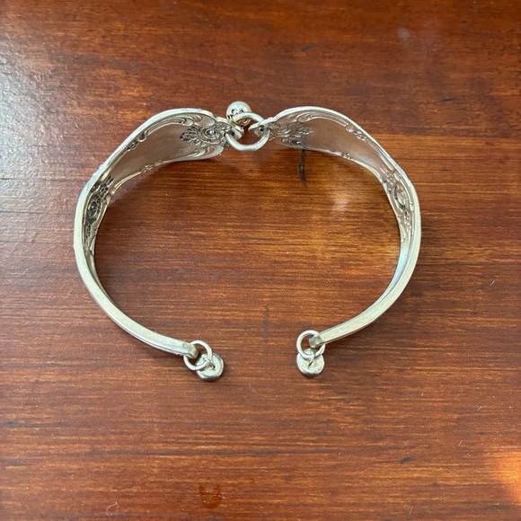 Silver tone spoon bracelet with pearl charm - Picture 5 of 10